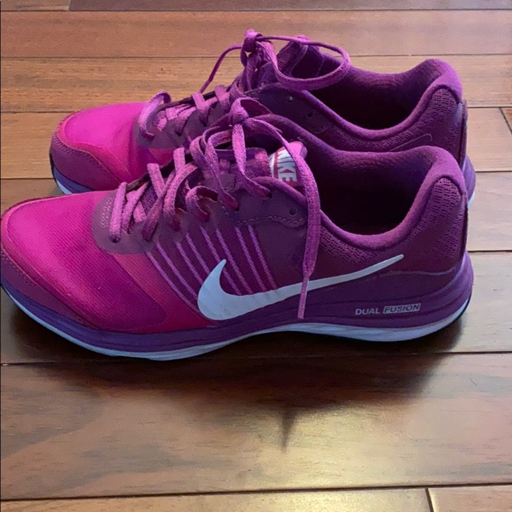 WMNS NIKE RUNNING SHOES SIZE 6